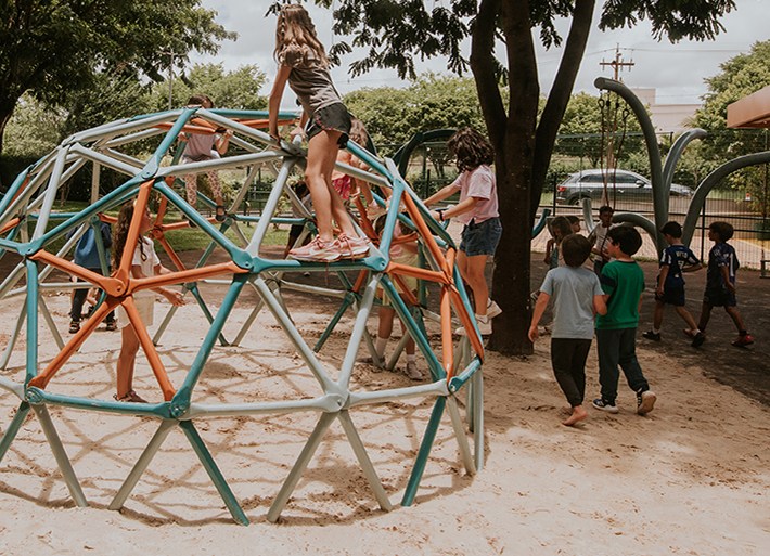 Alunos brincando em parquinho