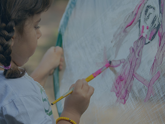 Aluno pintando
